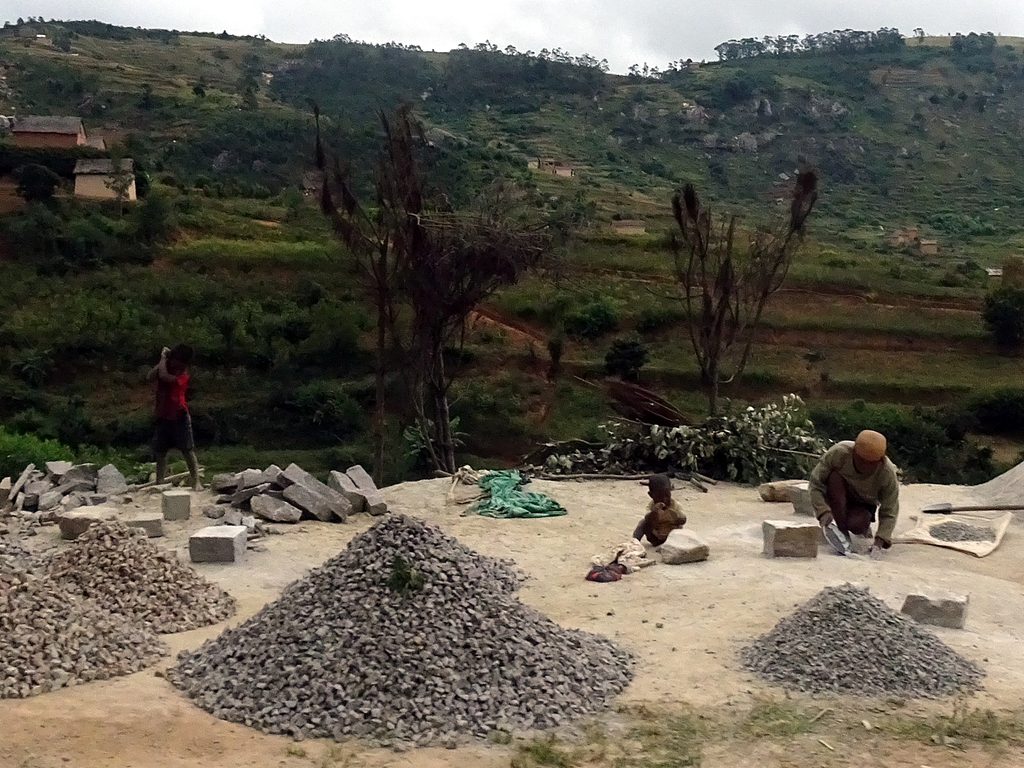 I bambini del Madagascar lavorano nelle miniere e nei campi fin dalla giovanissima età (Maggio 2018)