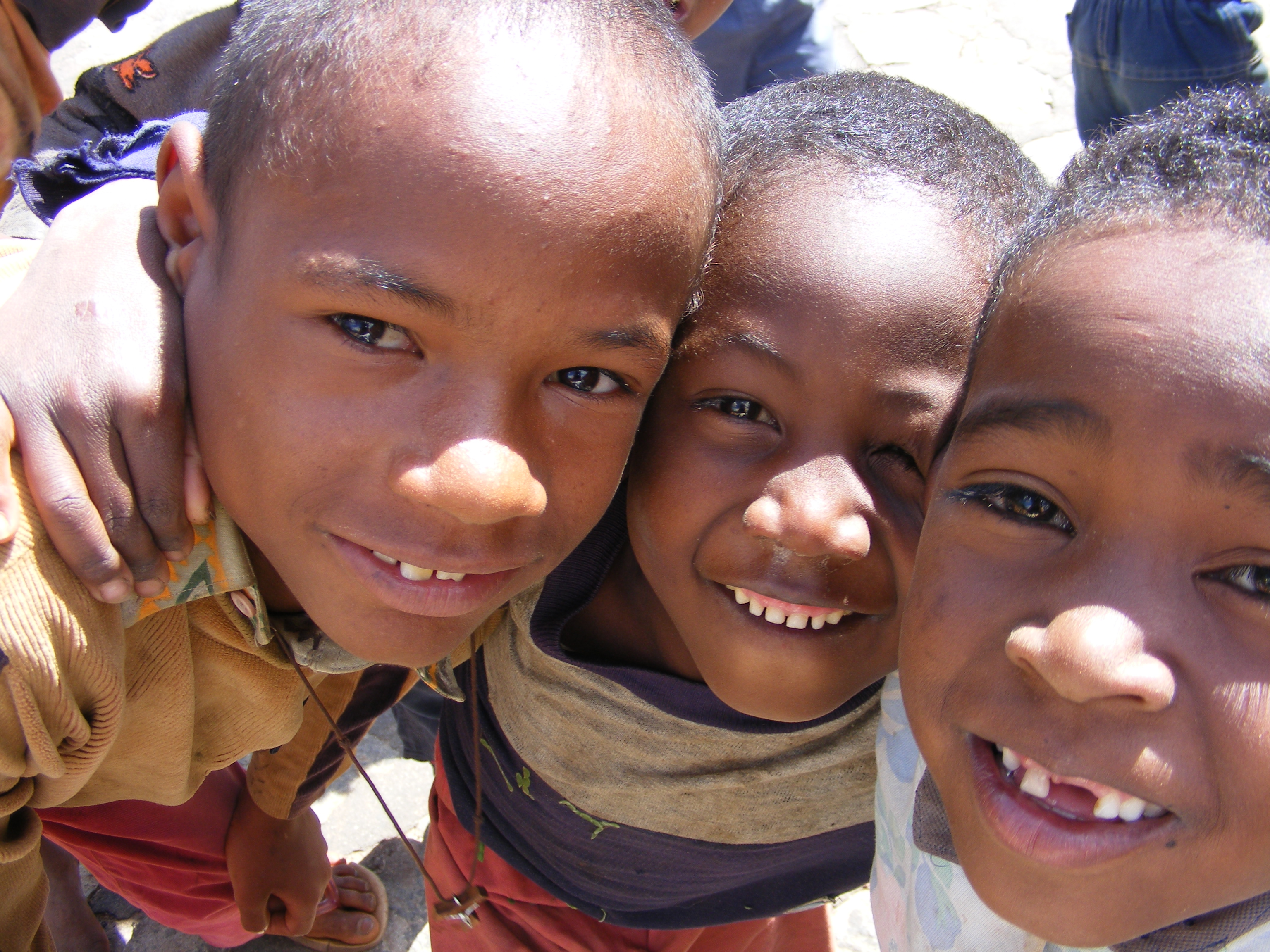 Alcuni bambini nella mensa di Antanavao (Madagascar, 2008)