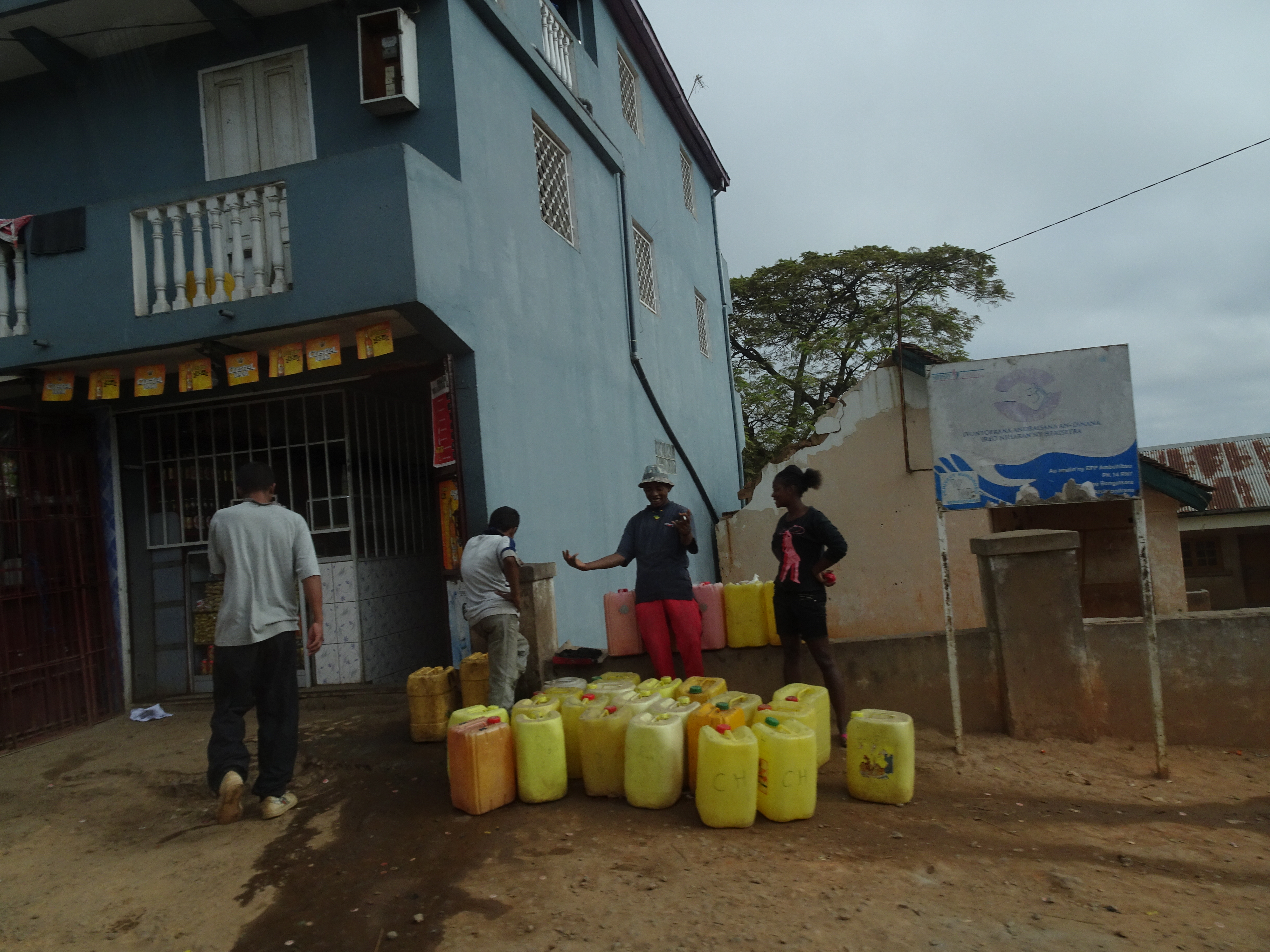 Poiché solo la metà della popolazione del Madagascar ha accesso all'acqua, spesso occorre trasportare taniche di acqua a piedi anche per chilometri (Madagascar, 2018)