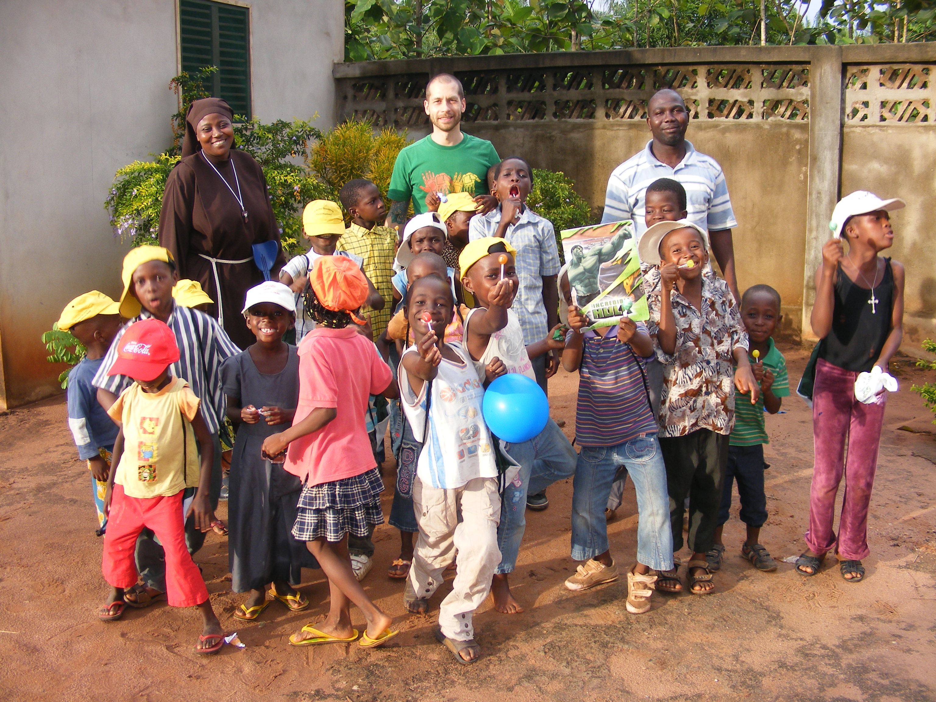 Valerio con i bambini dell'orfanotrofio di Dagletà (Benin, 2014)