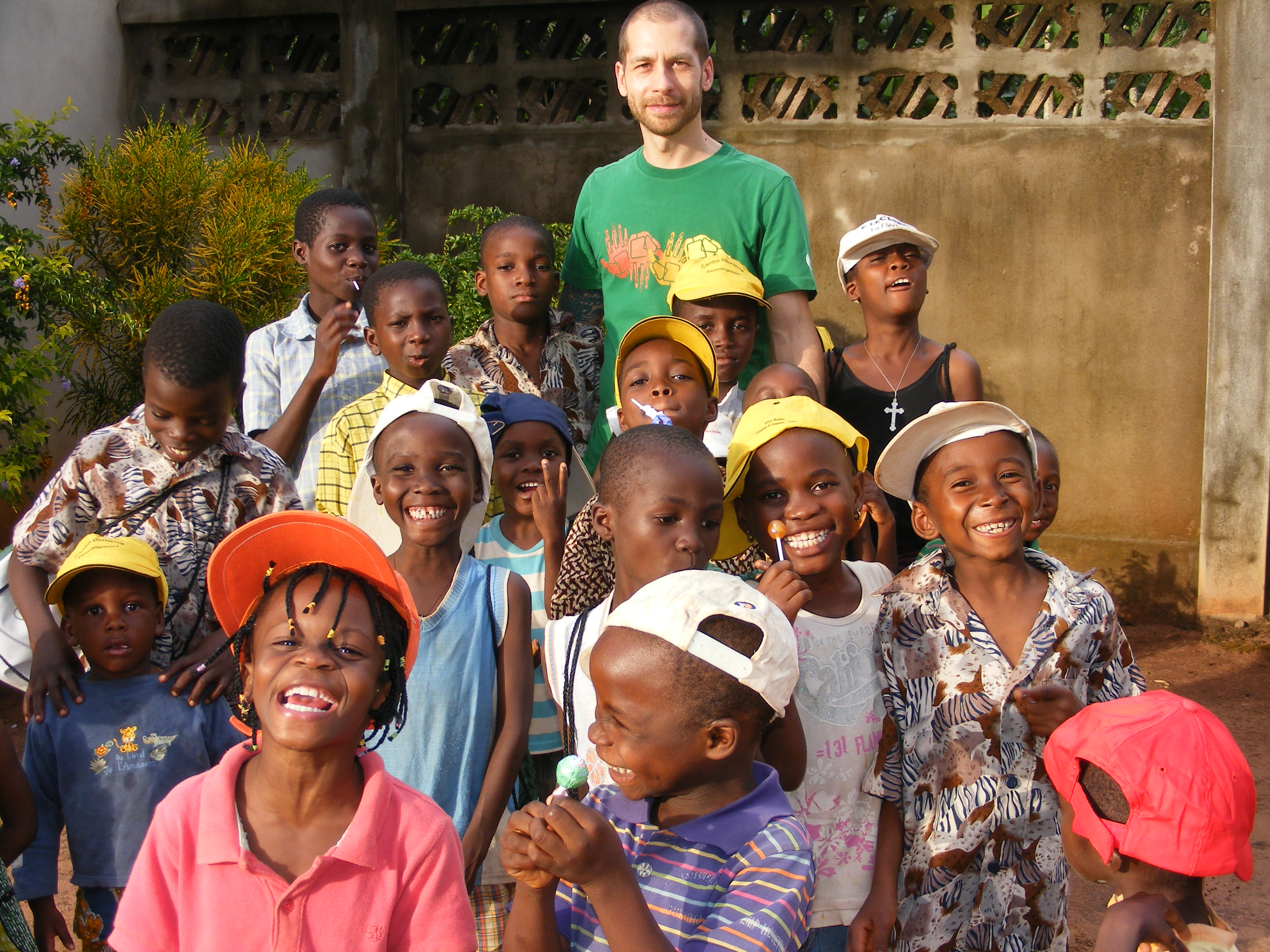 Valerio con i bambini dell'orfanotrofio di Dagletà (Benin, 2014)