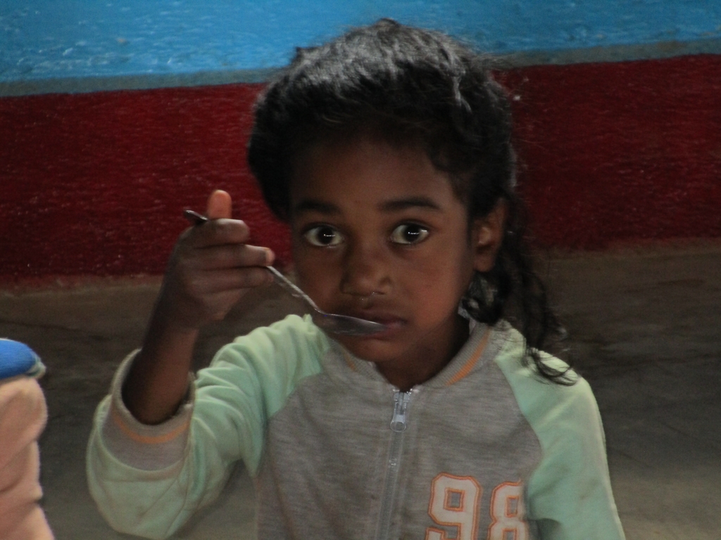 Una bambina della mensa della scuola pubblica di Imadi (Madagascar, Maggio 2018)