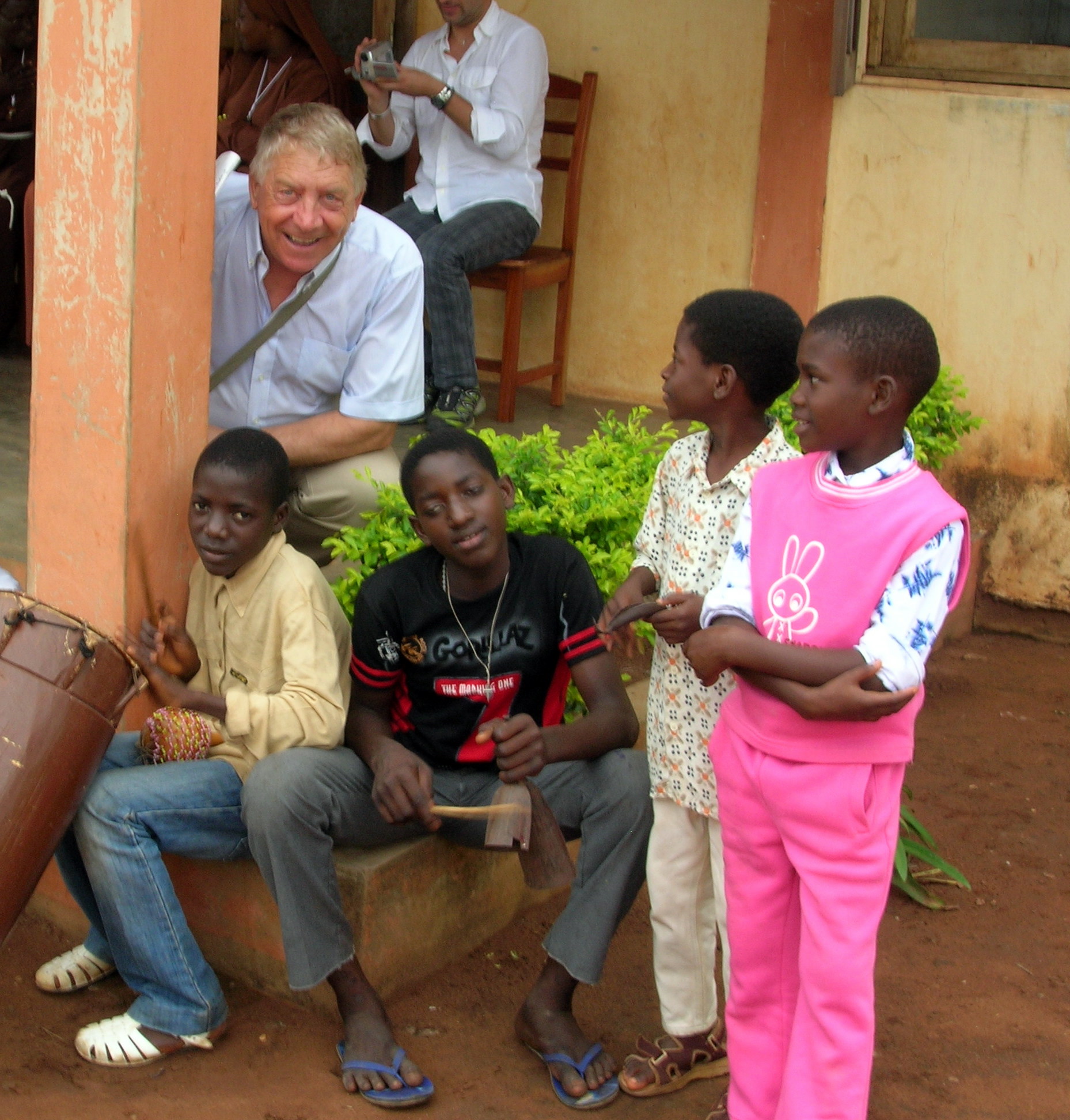 Il nostro presidente Elio De Angelis in visita all'orfanotrofio di Dagletà (Benin, 2009)