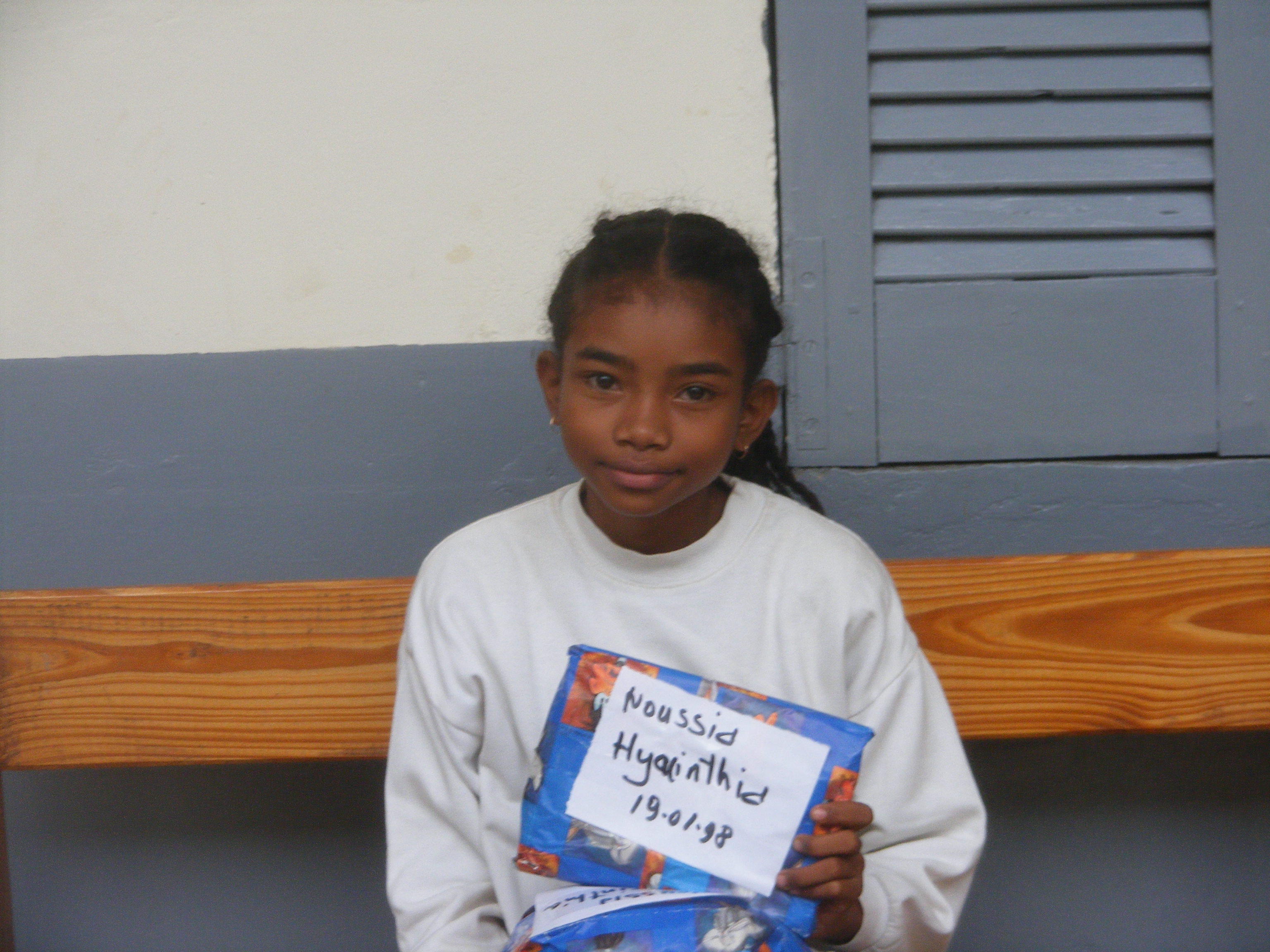 Una bambina adottata a distanza riceve un regalo dall'Italia (Manakara, Madagascar, 2008)