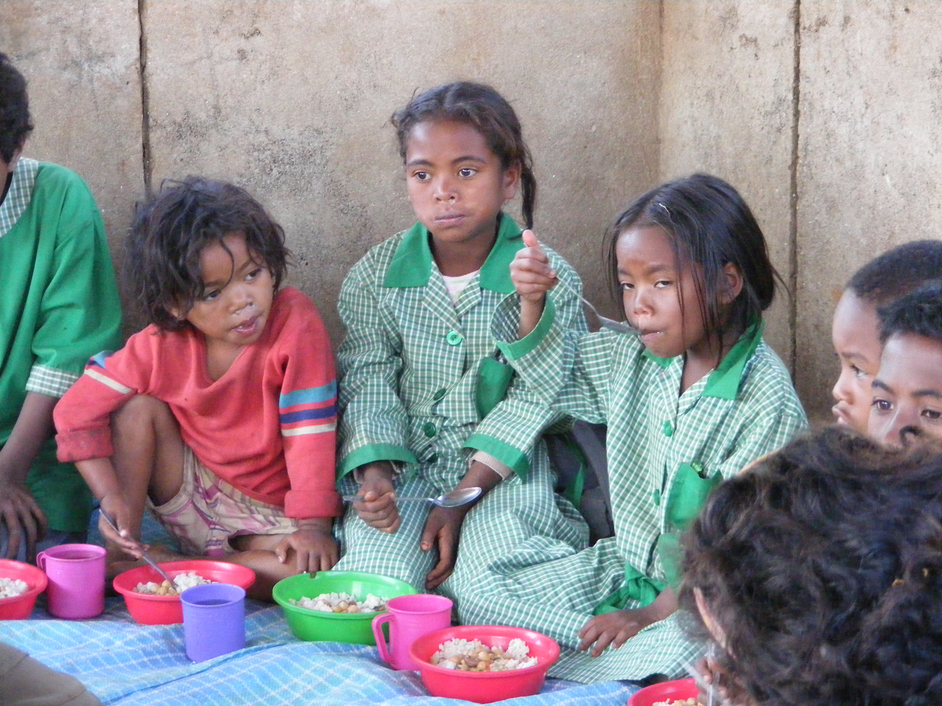 Alcune bambine nella mensa di Antanavao (Madagascar, 2008)