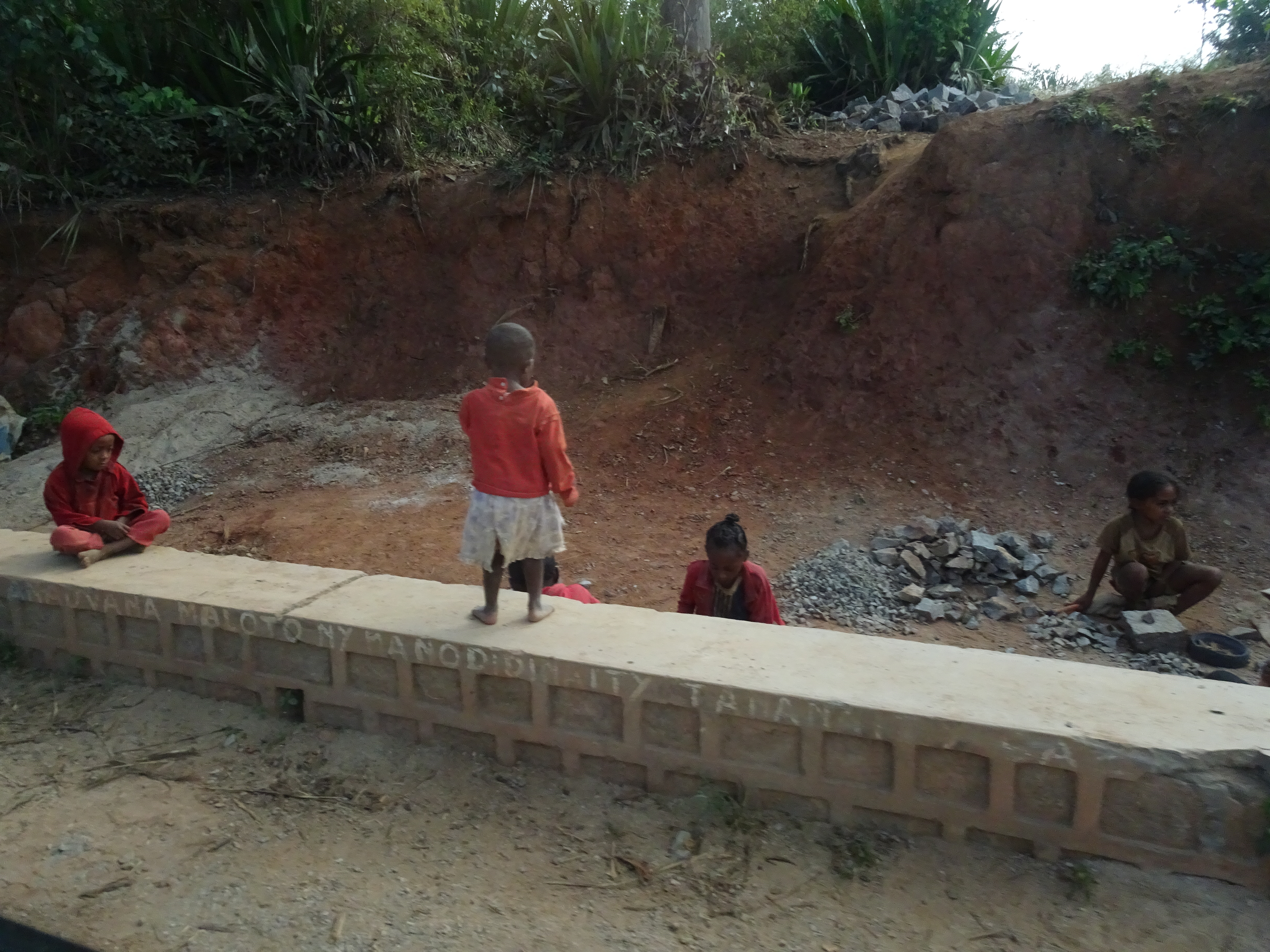 Bambini che lavorano in una cava (Madagascar, 2018)