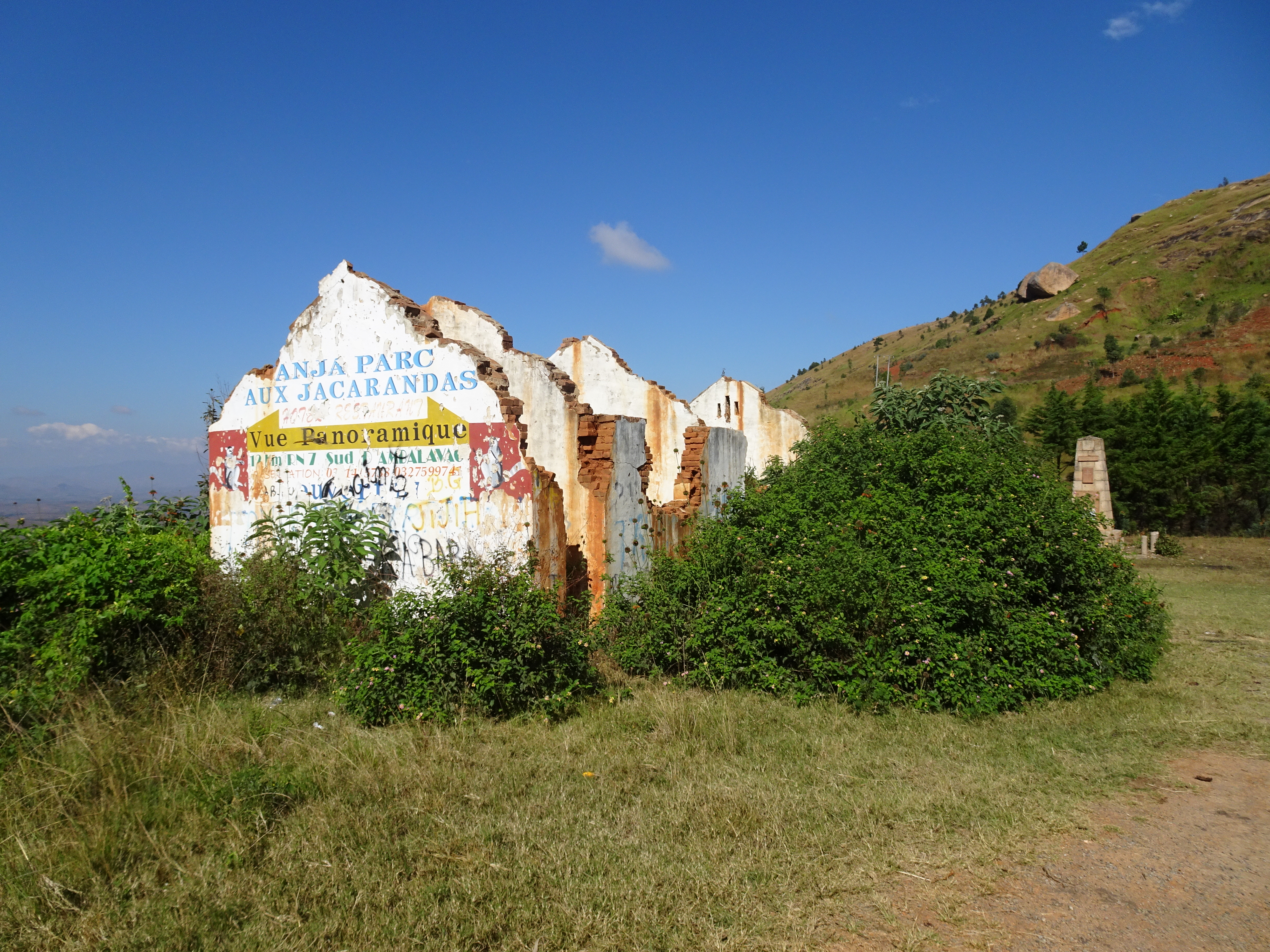 Anche spinto dalla fame, il banditismo in Madagascar è un fenomeno relativamente diffuso: questo albergo era stato incendiato da qualche anno da alcuni banditi della zona (Madagascar, 2018)