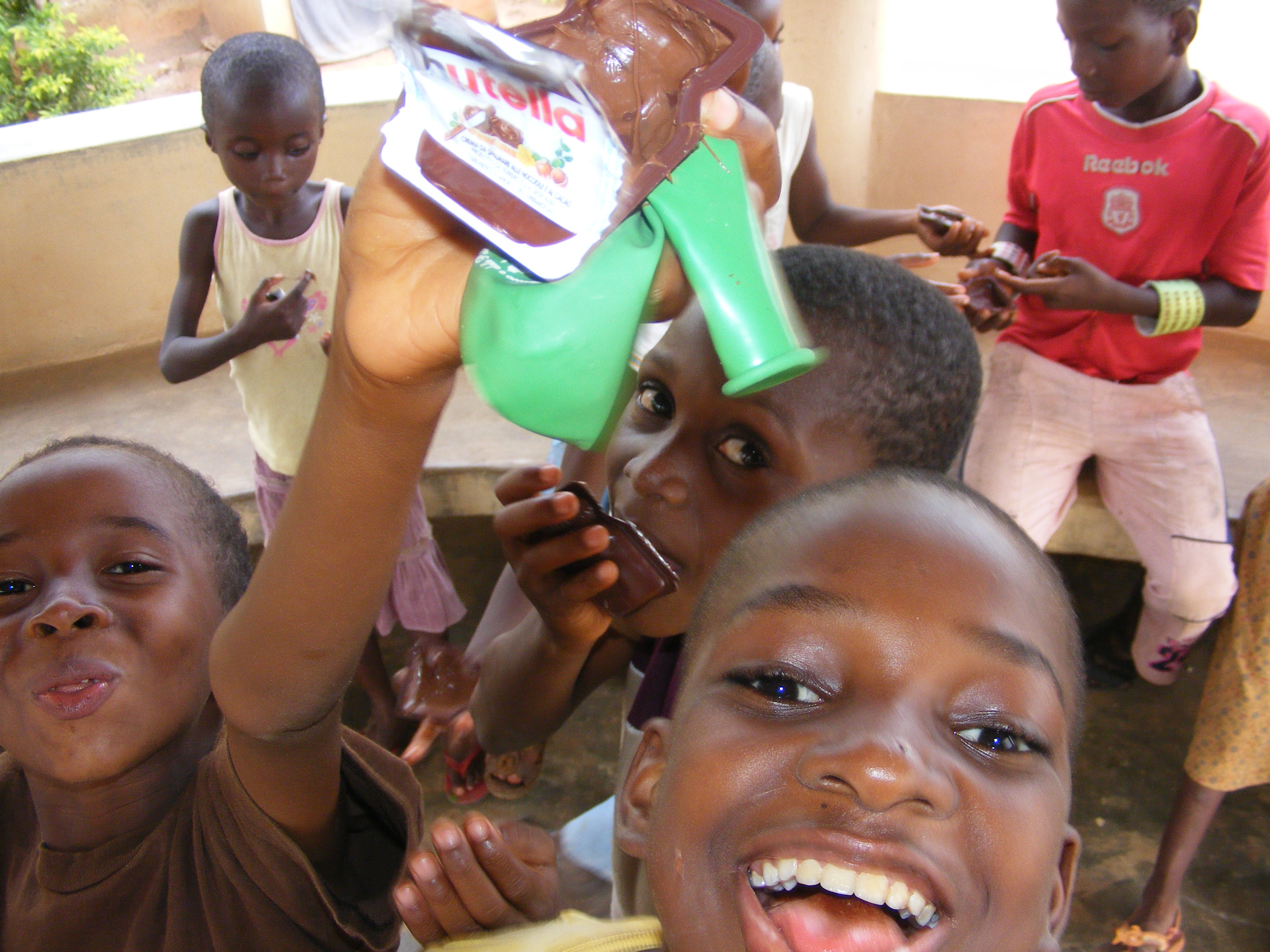 Un regalo per i bambini nell'orfanotrofio di Dagletà (Benin, Febbraio 2014)