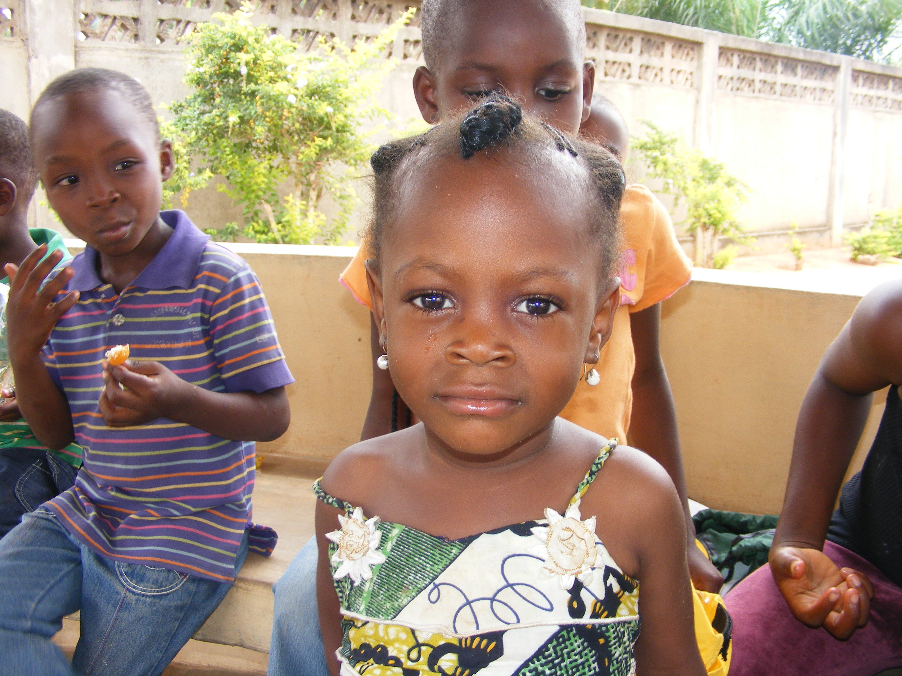 Una bambina nell'orfanotrofio di Dagletà (Benin, 2014)
